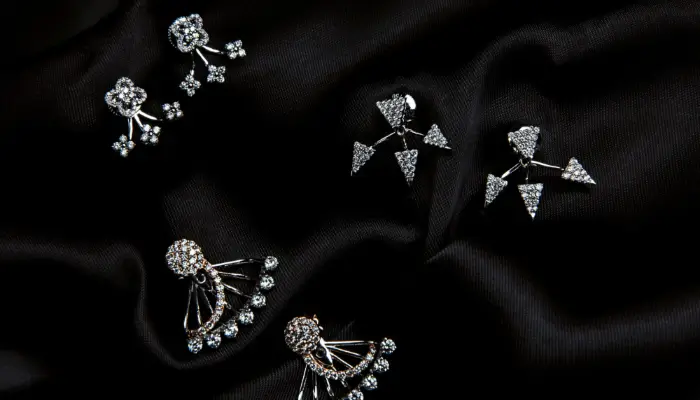 How to photograph jewelry on black background